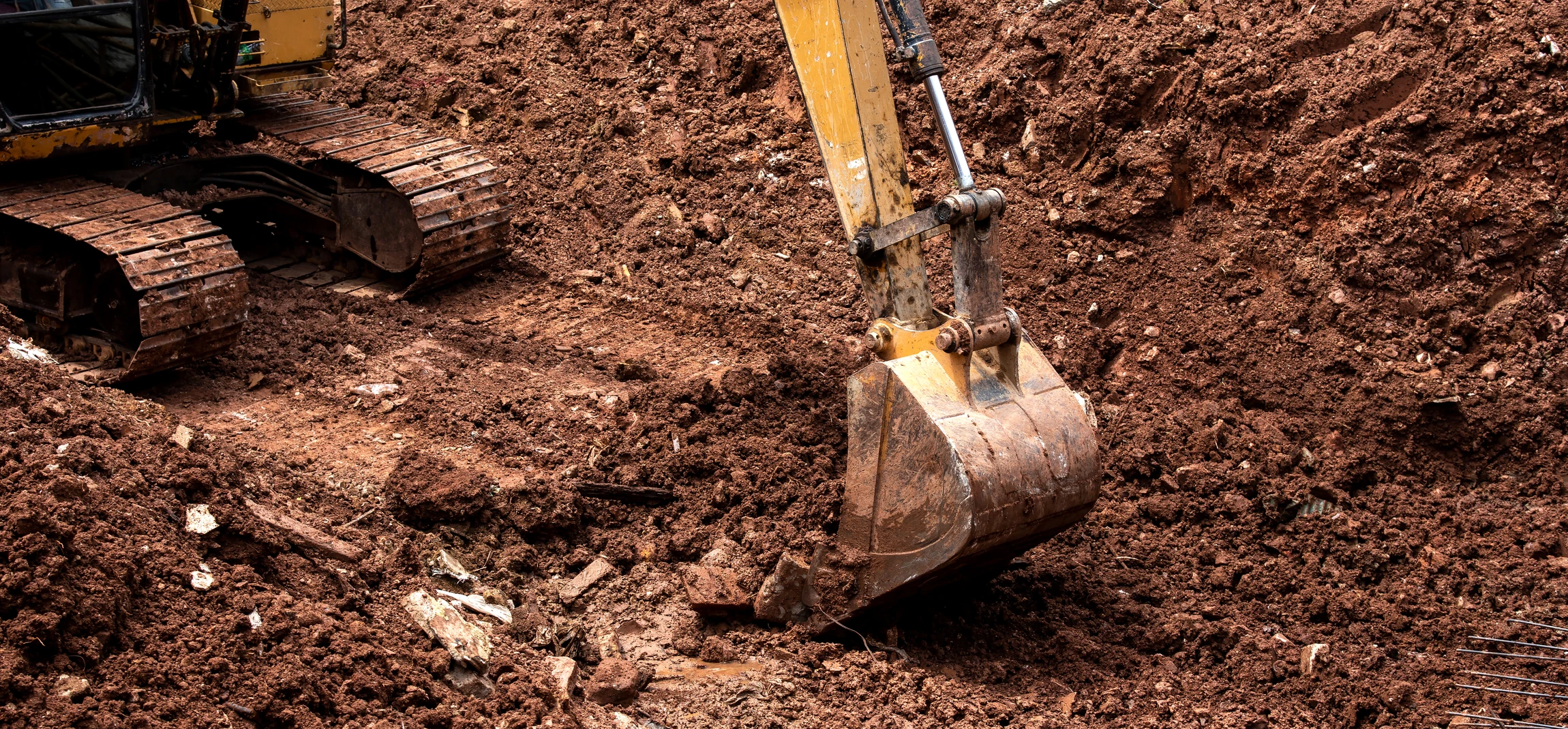 Chantier de terrassement en extérieur avec pelleteuse hydraulique sur chenilles en action