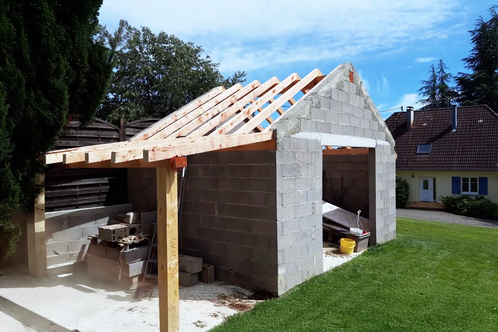 Construction d'un garage en parpaings avec charpente bois apparente