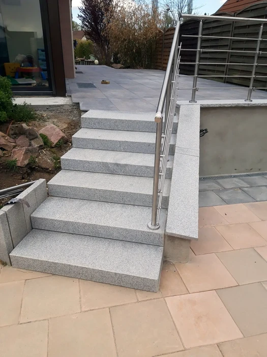 Chantier extérieur de construction avec dalle béton en cours de coulage