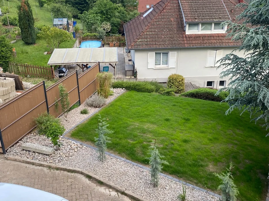 Chantier de construction résidentielle en cours, maison individuelle à ossature bois avec charpente traditionnelle apparente