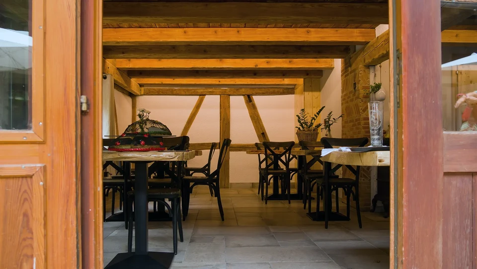 Scène extérieure d'un village alsacien avec touristes déambulant sur pavés