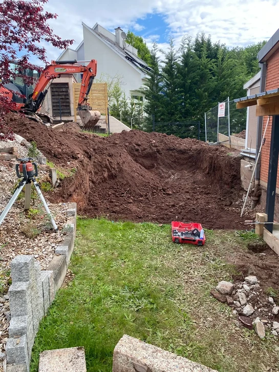 Chantier de construction extérieur avec fondations en béton d'une maison individuelle