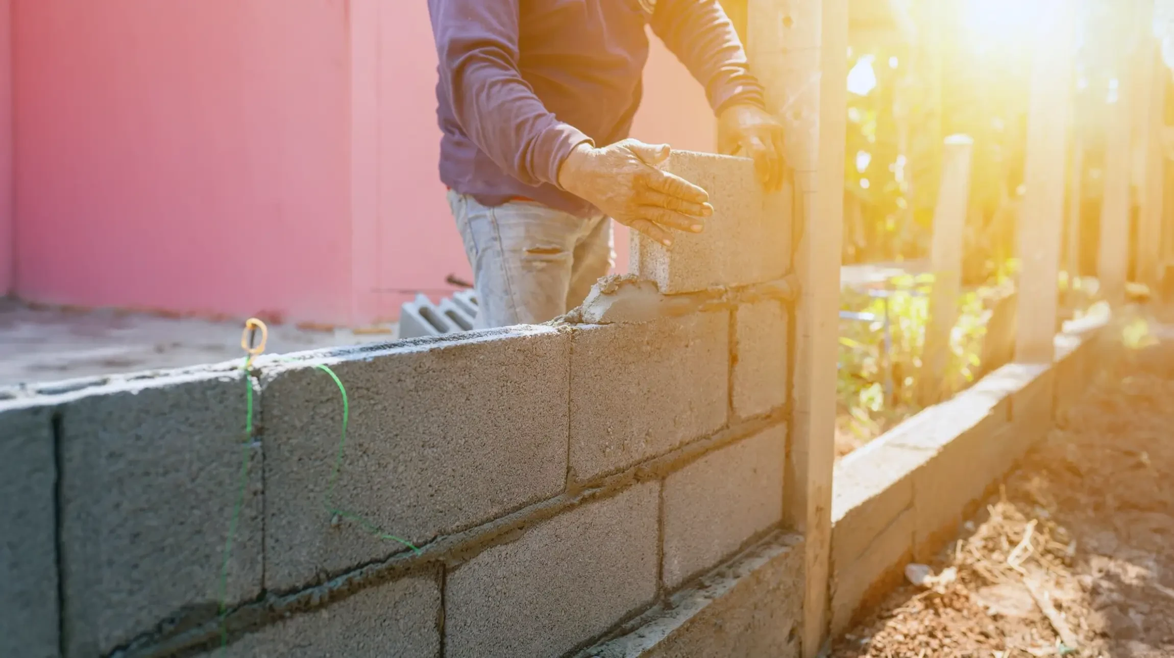 Chantier de construction résidentielle en cours, ossature bois d'une maison individuelle en phase de gros œuvre