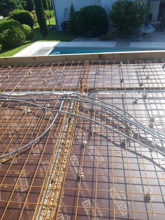 Escalier extérieur en cours de construction sur terrain en pente, avec marches en béton coulé et contremarches maçonnées