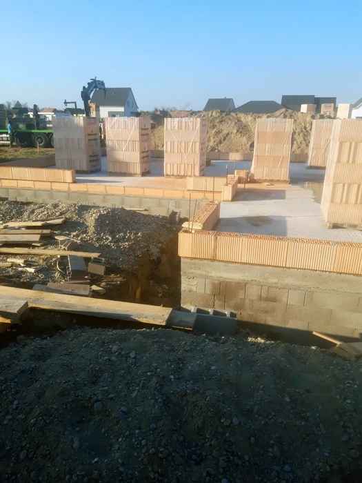 Terrasse extérieure moderne avec mobilier métallique sur dallage mixte gravier-pavés circulaires