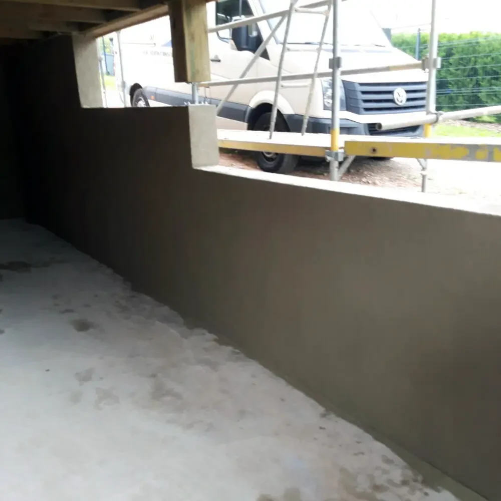 Chantier extérieur de construction d'escalier en béton