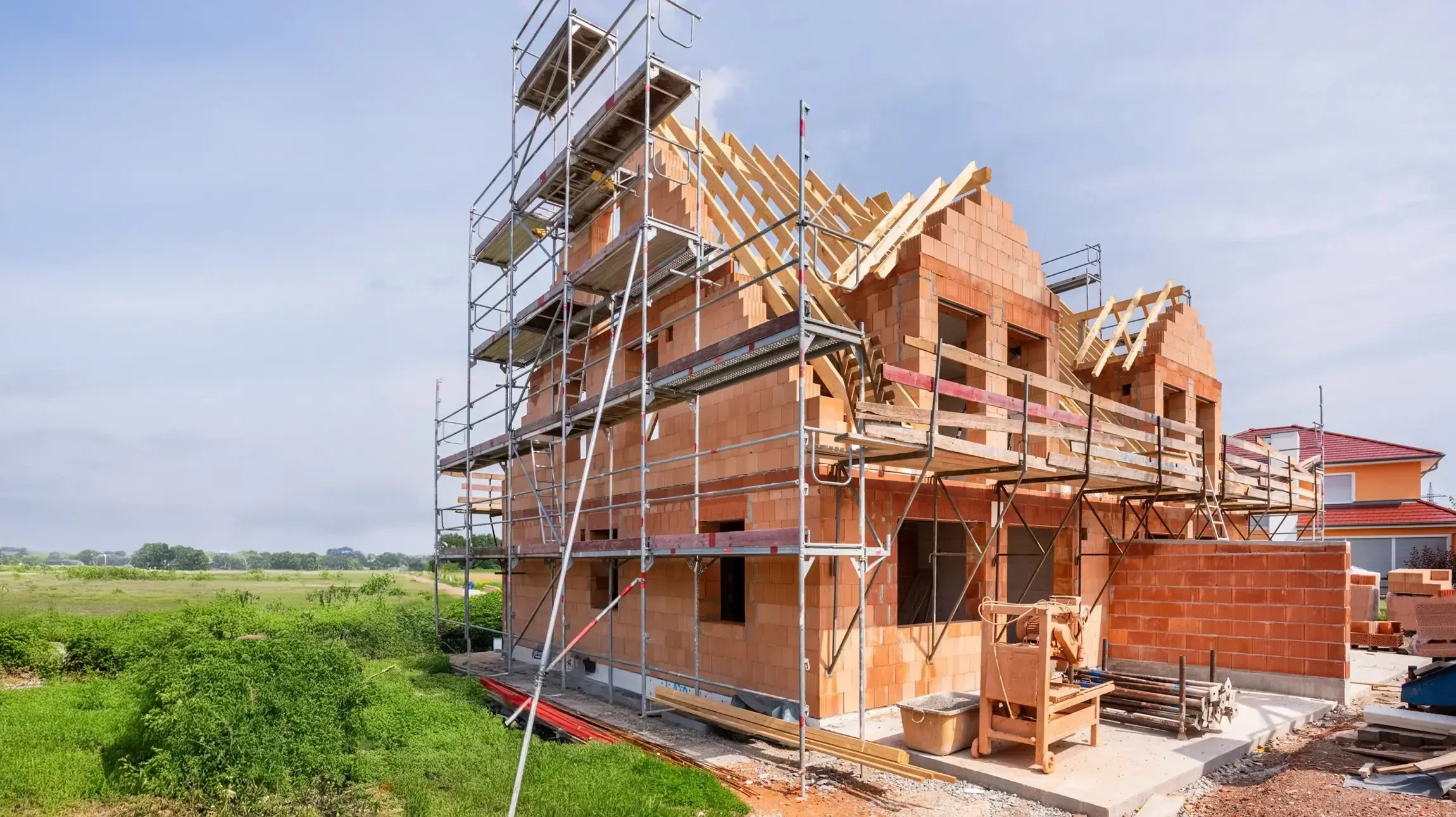 Village viticole traditionnel avec maisons &agrave; colombages et toits de tuiles rouges, &eacute;glise au clocher, vignobles en premier plan