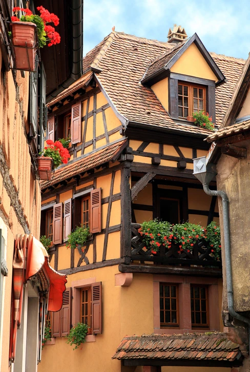 Terrasse de restaurant en ext&eacute;rieur dans village alsacien avec architecture &agrave; colombages